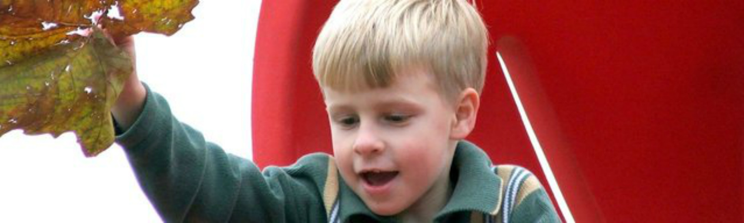L'enfant qui lance des objets